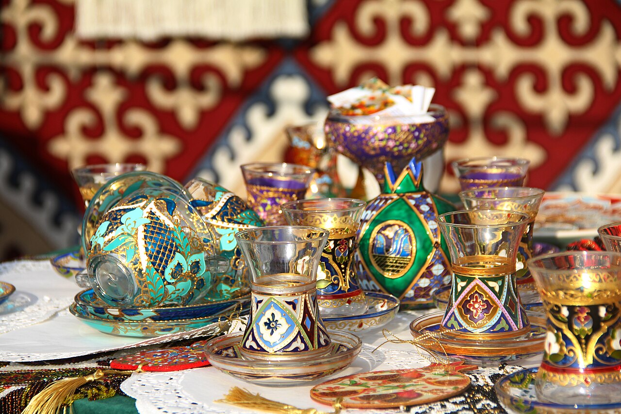 استکان های کمرباریک و قوری چای سنتی آذربایجان